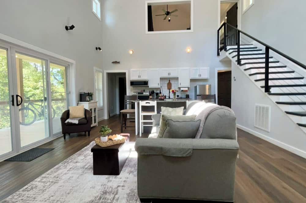 Damascus Cabin | NEW! Forty Winks 6 guest Modern Cabin in Damascus, VA!