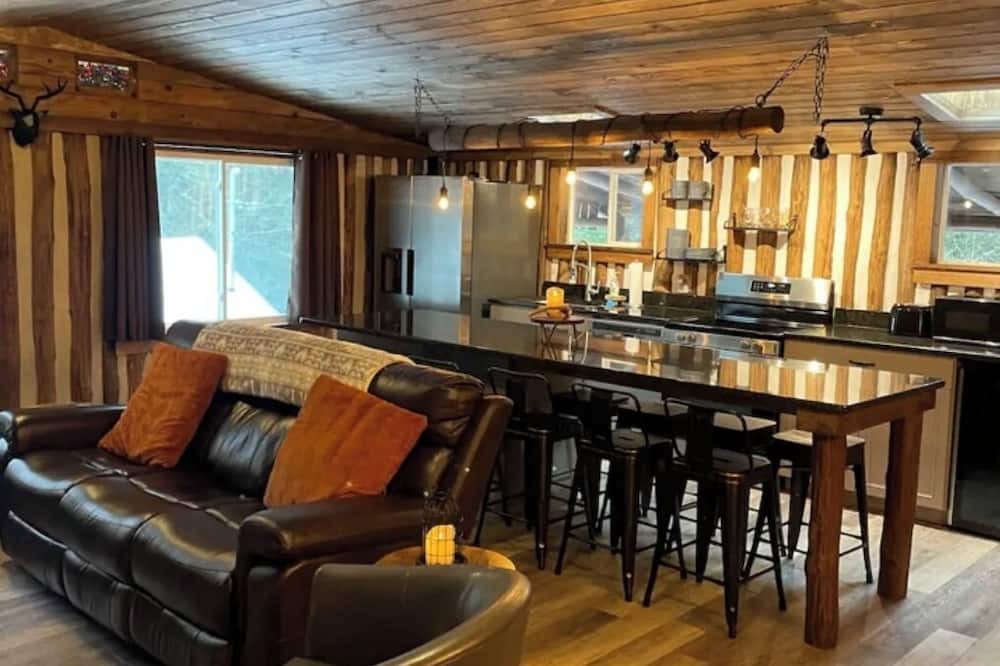 Ashfield Cabin | Cozy Log Cabin in Jim Thorpe