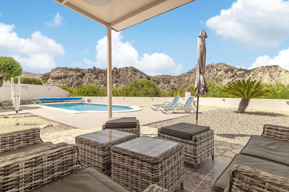 Arboleas House | Spend an unforgettable holiday in this beautiful holiday home with pool and great panoramic views.