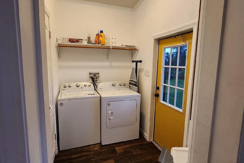 Smith County House | 3-bedroom house in tranquil Lindale with AC, WiFi. Enjoy a peaceful getaway