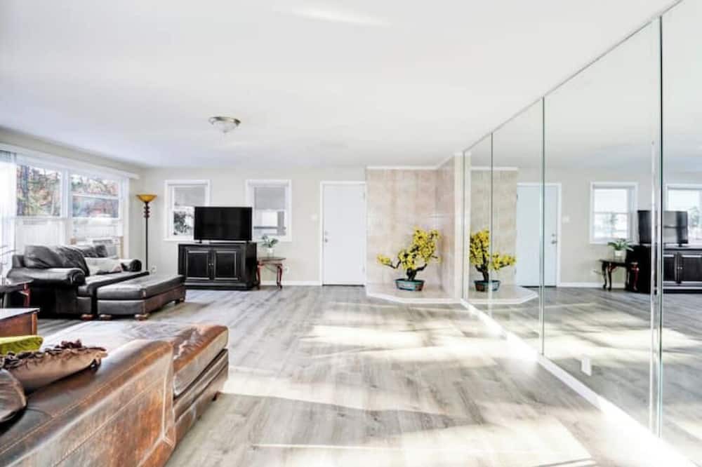 Egg Harbor Township House | Suburban Retreat for 16!