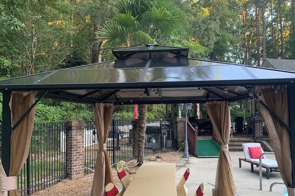 Rocky Mount House | treetop Paradise- pool, 6 beds, sand volleyball, outdoor Kitchen, & movie room
