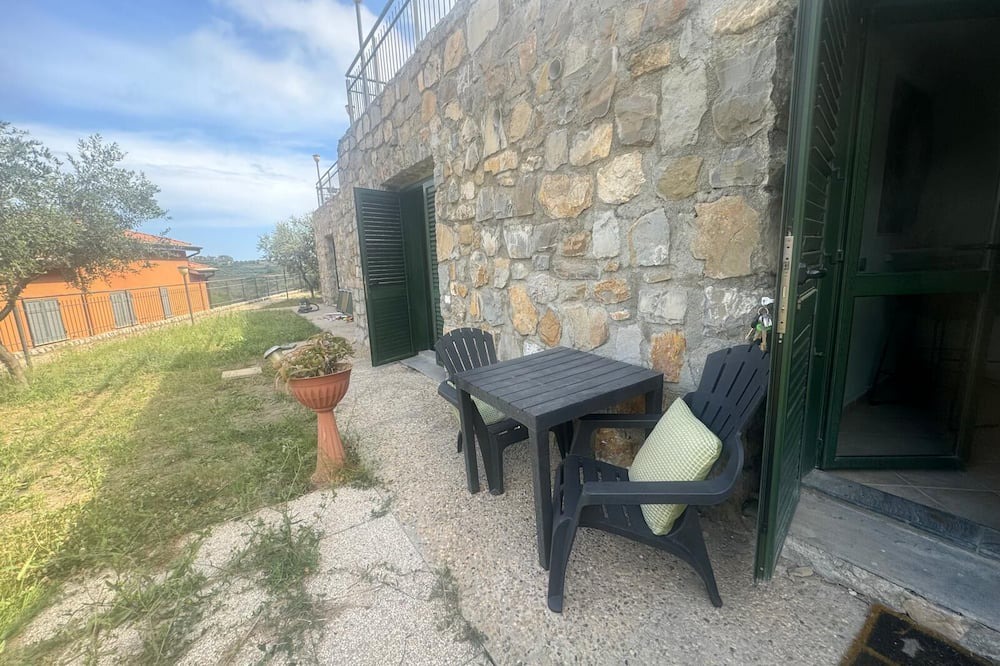 Castellaro Apartment | Apartment 'Studio' with Shared Garden and Wi-Fi