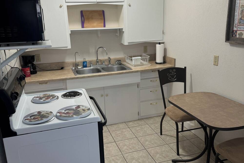 Midland Apartment | Charming 1-bedroom apartment with WiFi & AC close to downtown Midland.