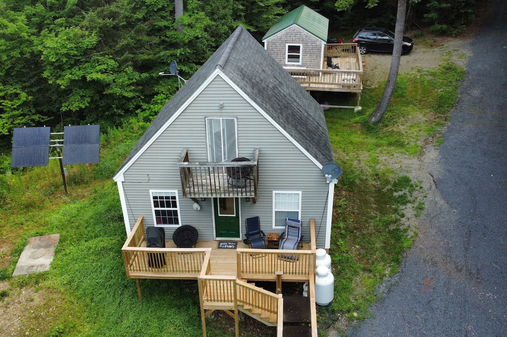 Bingham Cabin | Cozy 1 bedroom cabin with a loft, living space with internet, and a creek!