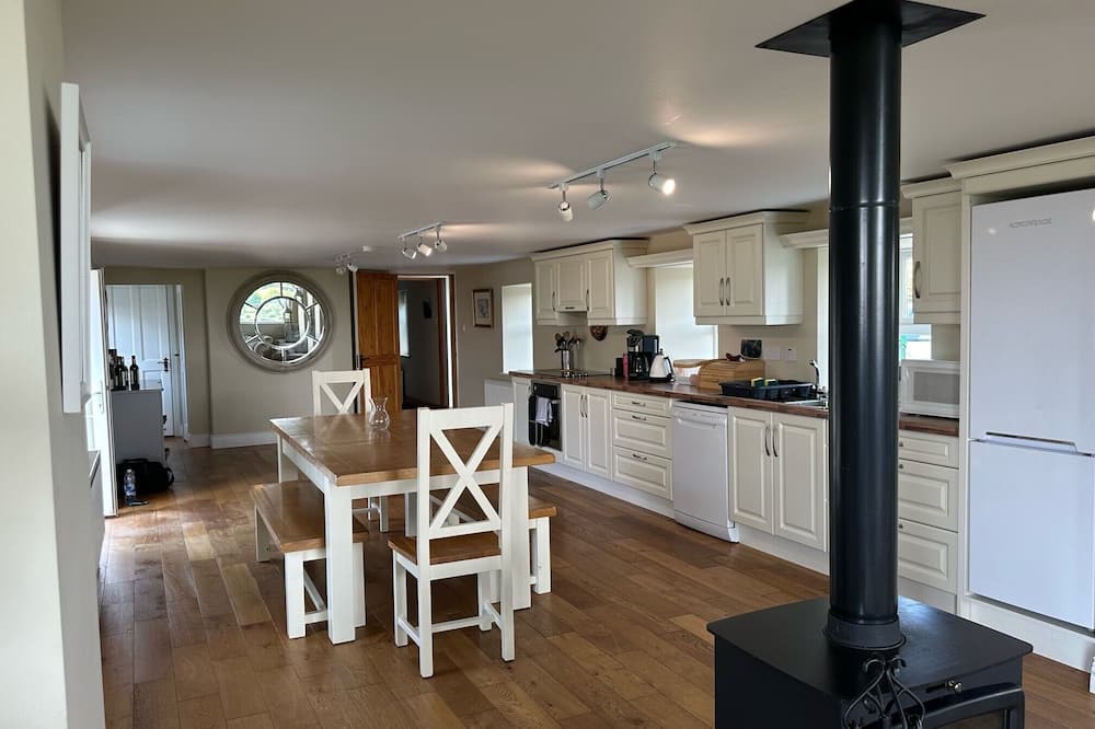 Hook Head House | Gorgeous renovated farmhouse with sweeping views of lush farmland!