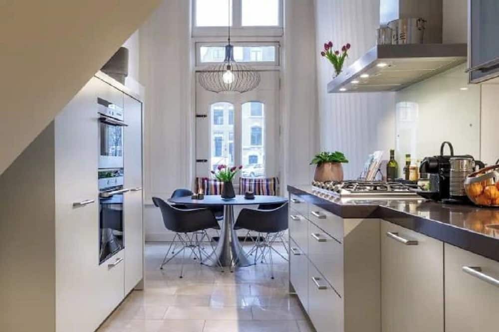Burgwallen Nieuwe Zijde Apartment | Canal Front Bliss Your Perfect Urban Retreat