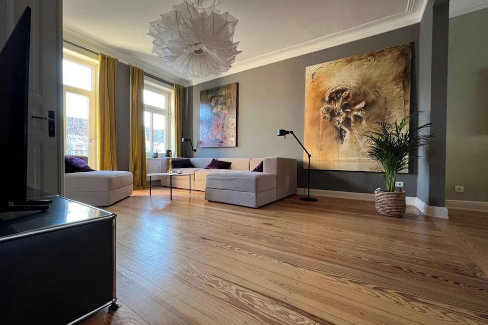 Hoheluft Apartment | Spacious 3-bedroom apartment in peaceful Hamburg with WiFi, AC