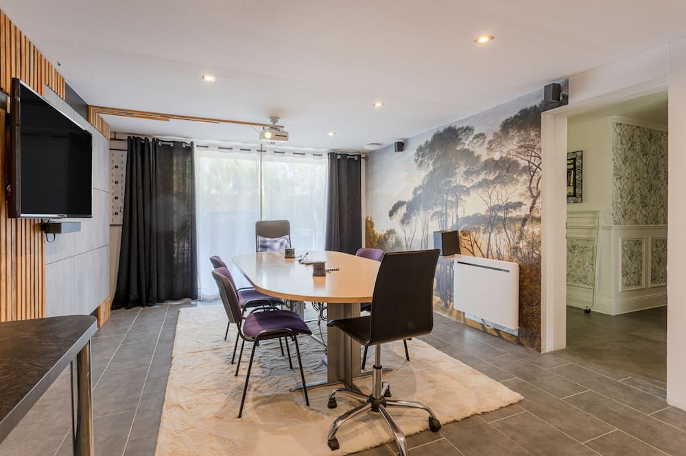 La Ferriere Apartment | Apartment 'Appt Rez-de-jardin Salle De Réunion' with Garden and Wi-Fi