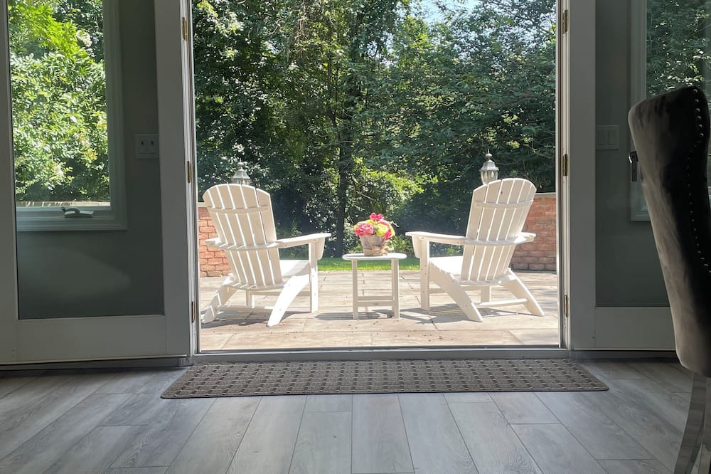 Locust Valley Cottage | Gorgeous cottage with WiFi and fitness room on a 5 acre private property in LV