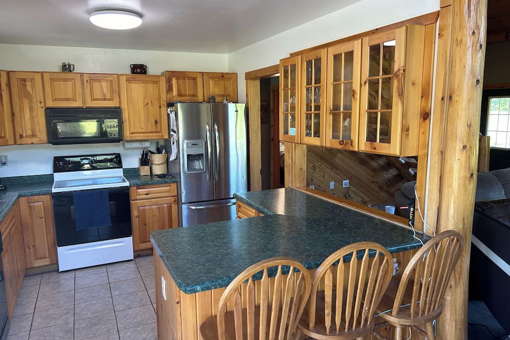 Hannibal Cabin | Cozy 2 bedroom plus sleeping loft cabin in delightful Gilman with AC, WiFi