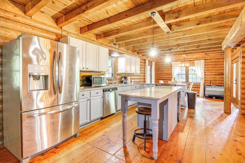 Fleming Cabin | Lakefront Getaway: Pool & Dock ~ 31 Mi to Savannah