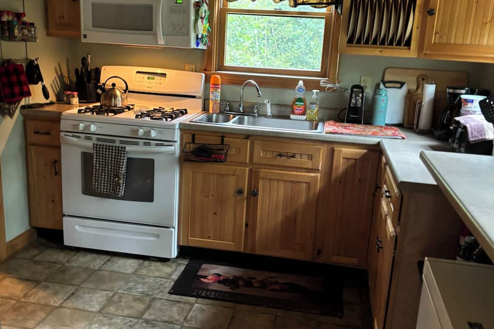 Dixfield House | Quiet Country Retreat Charming 3-bedroom rustic country house