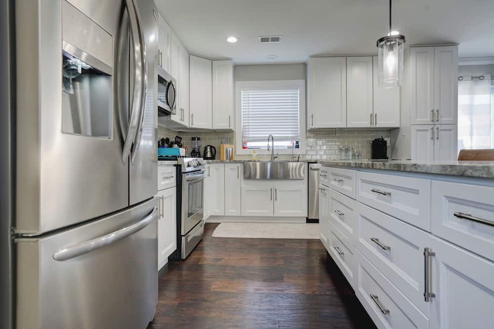 Morgan House | 4-bedroom House with Ocean View near NYC Train, Ferry, Waterfront with WiFi, AC