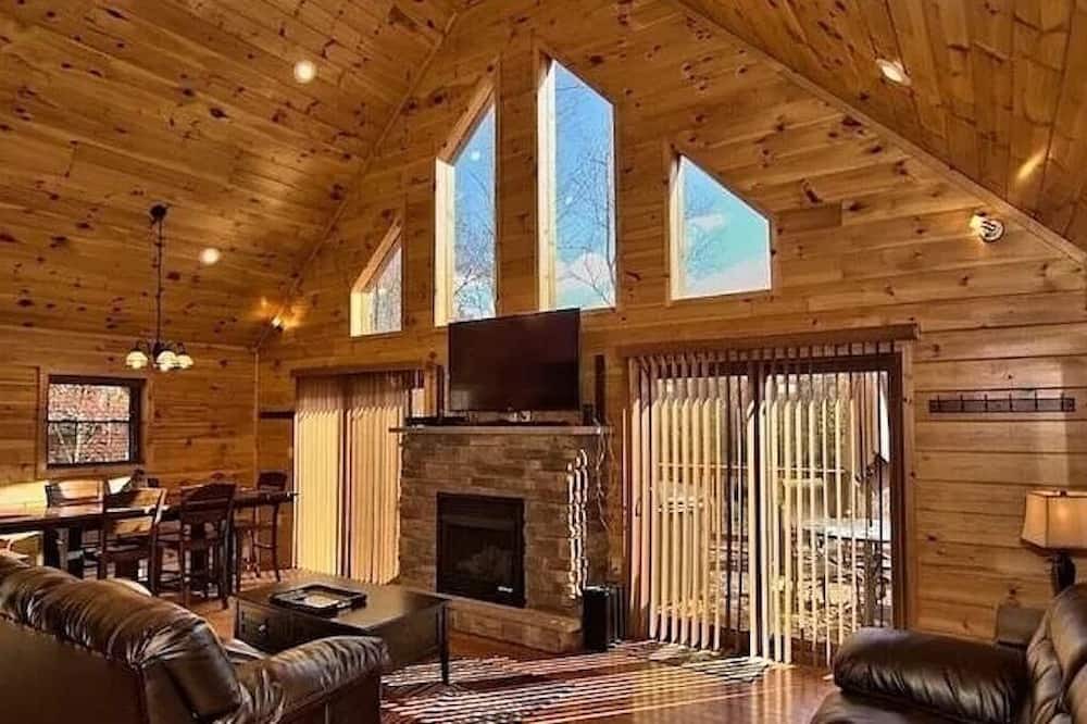 Hickory Hills Ski Chalet | Hot Tub, Pool Table, Fire Pit, 5 MIN TO SKI SLOPES, Secluded /Pet Friendly!