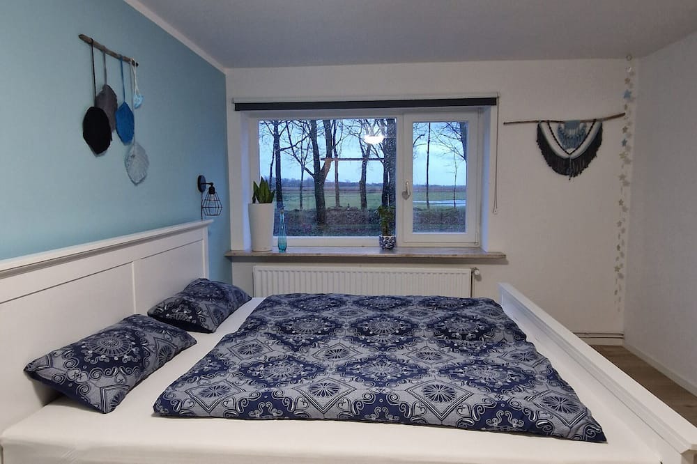 Aventoft Apartment | Apartment 'Ferienwohnung Sort Sol' with Shared Terrace, Shared Garden and Wi-Fi