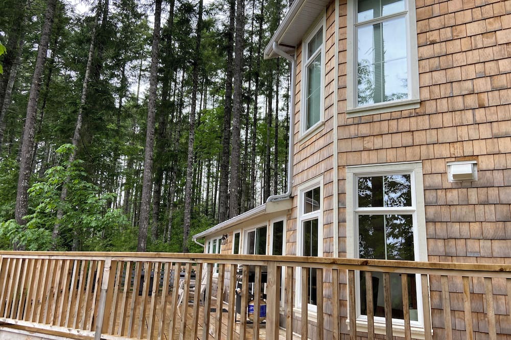 Port Alberni Cottage | Unique West coast Cottage Nestled in the Woods