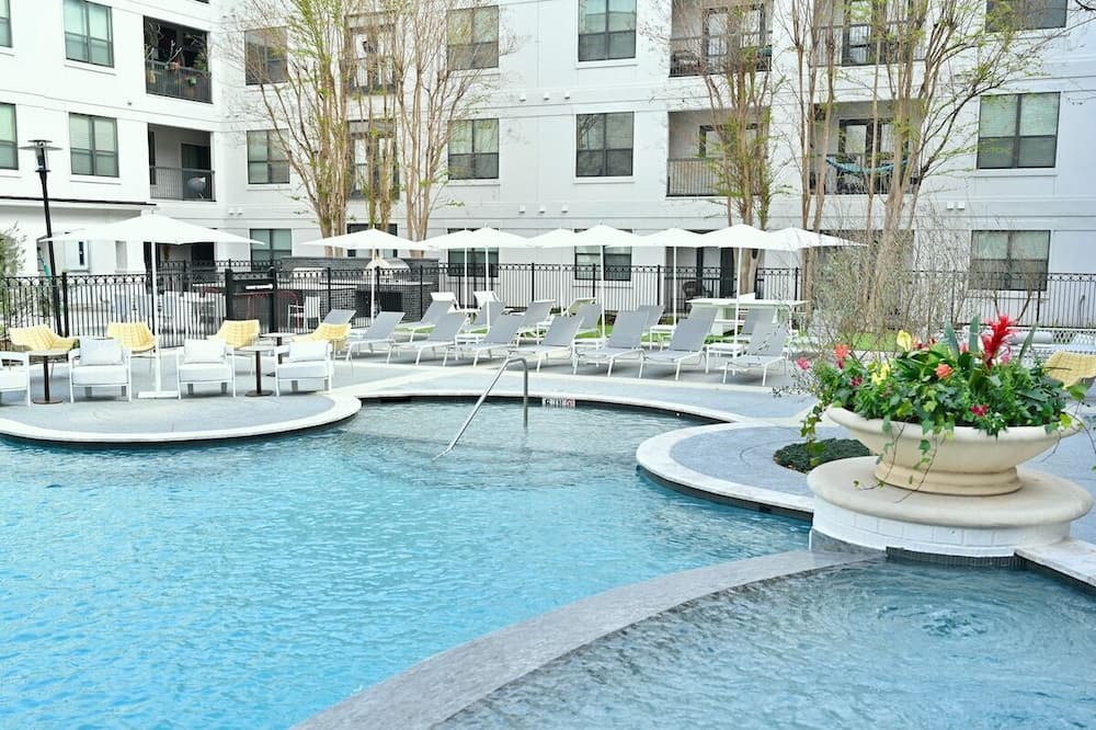 Montrose Apartment | Spacious 1-bd w Den Montrose Midtown