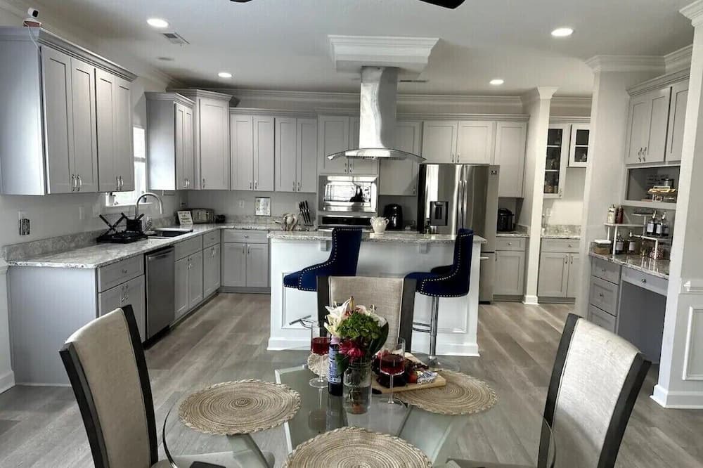 Hampton House | Charming 3-bedroom house in Hampton with AC, WiFi and Game Room. Enjoy your stay