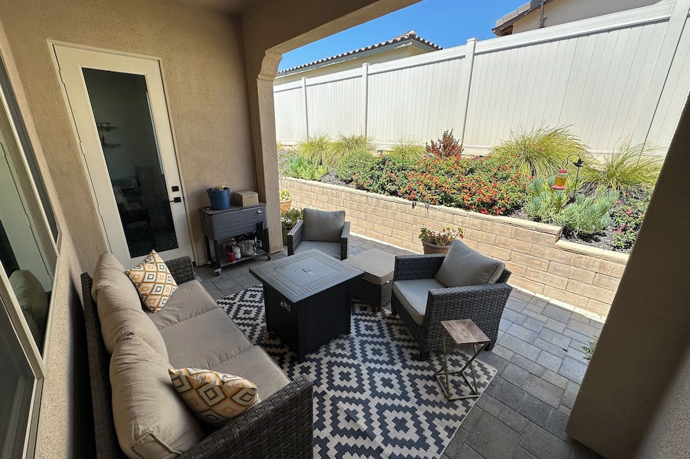 Ventura County House | Room in house with access to gym & pool, WiFi in beautiful Santa Paula
