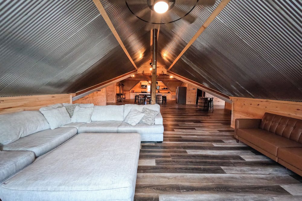 Corbin Condo | Coyote Moon Ranch 4-bed condo barn dominium style borders Forest & Laurel Lake