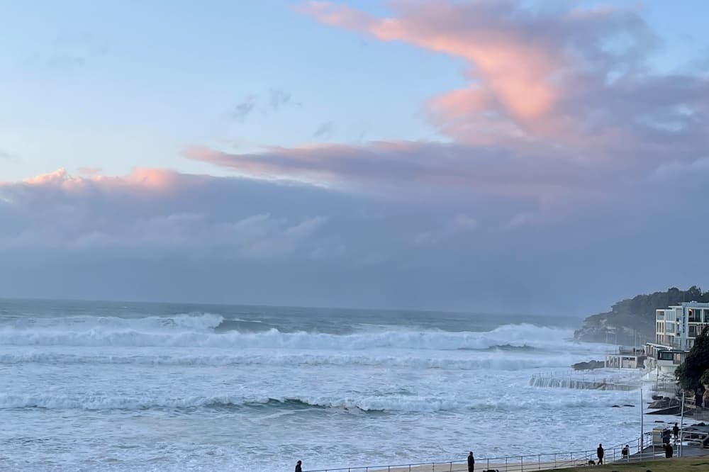 Bellevue Hill Apartment | Beach access, cafes, restaurants and coastal walks