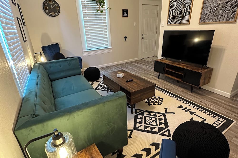 Glen Carbon Cottage | Charming 2-bedroom house facing bike trails in Downtown Glen Carbon