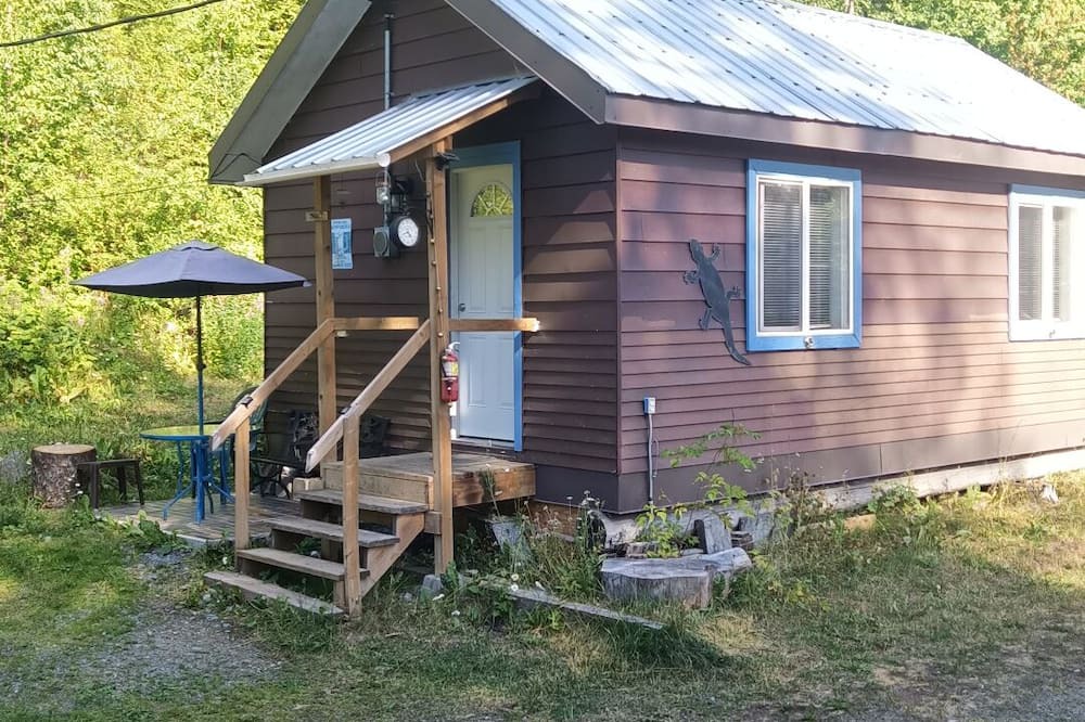 Likely House | Cozy cabin meters away from the Cedar creek and Quesnel Lakennnn