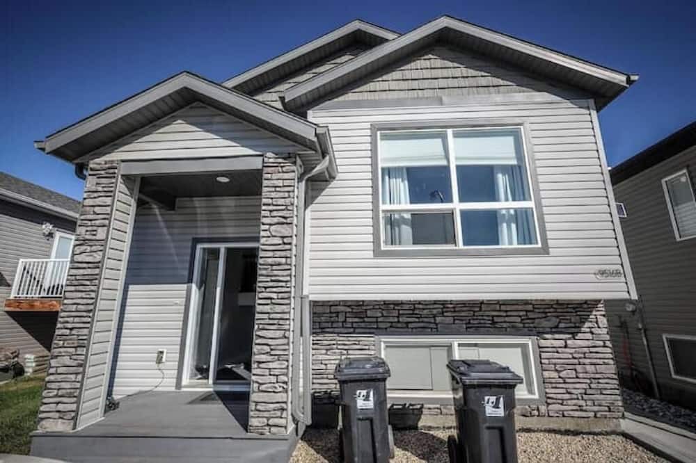 Clairmont Apartment | 3 bed, 2 full bathrooms parking for 2 vehicles