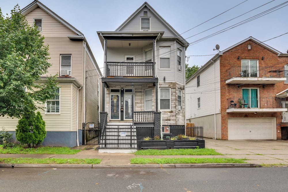 Elizabeth Apartment | Cozy Apartment: 1 Mi to Elizabeth Transit Station!