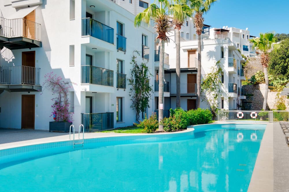Bodrum City Center Apartment | Flat with Shared Pool Near Beach in Bodrum