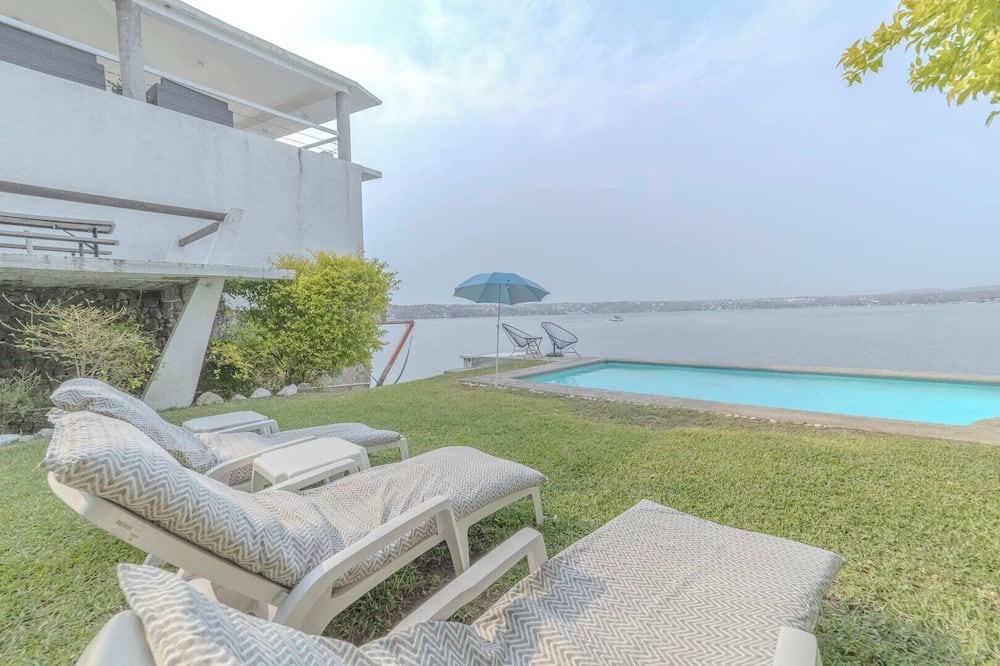 Tequesquitengo House | New Lakeside Retreat, Spacious Family Villa