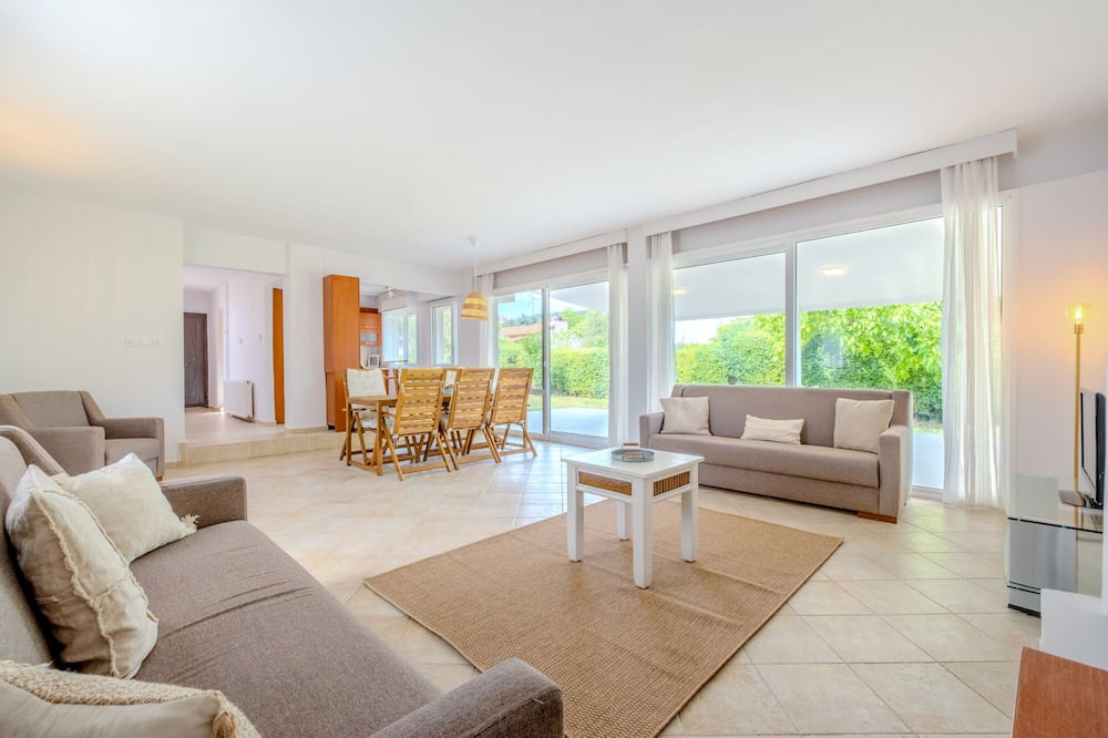 Urla Villa | Villa w Garden 5 min to Altinkoy Beach in Urla