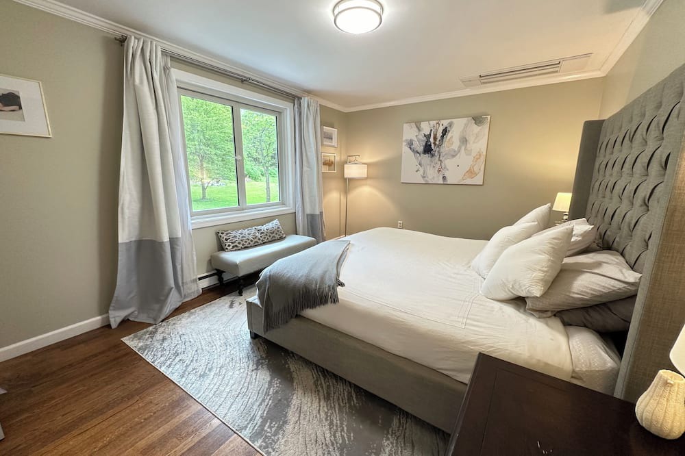 Amherst House | House in quiet, wooded neighborhood