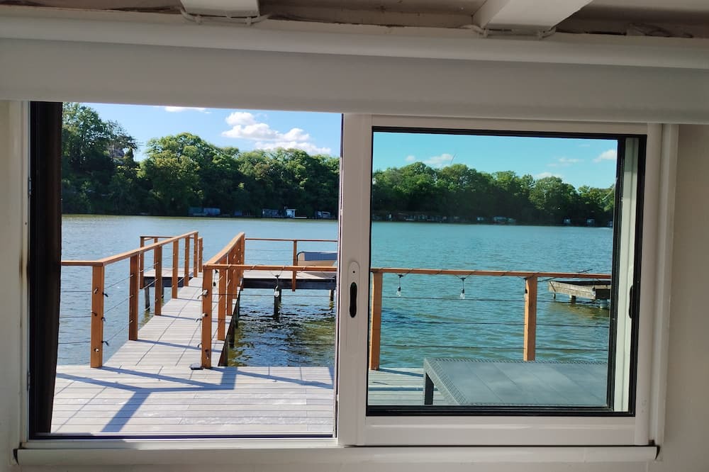Domalain Cabin | Unusual accommodation: accommodation on the water