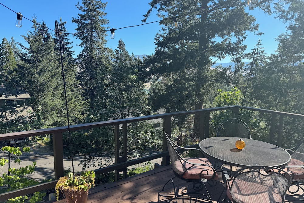 Ashland Apartment | Getaway on Mountain Avenue