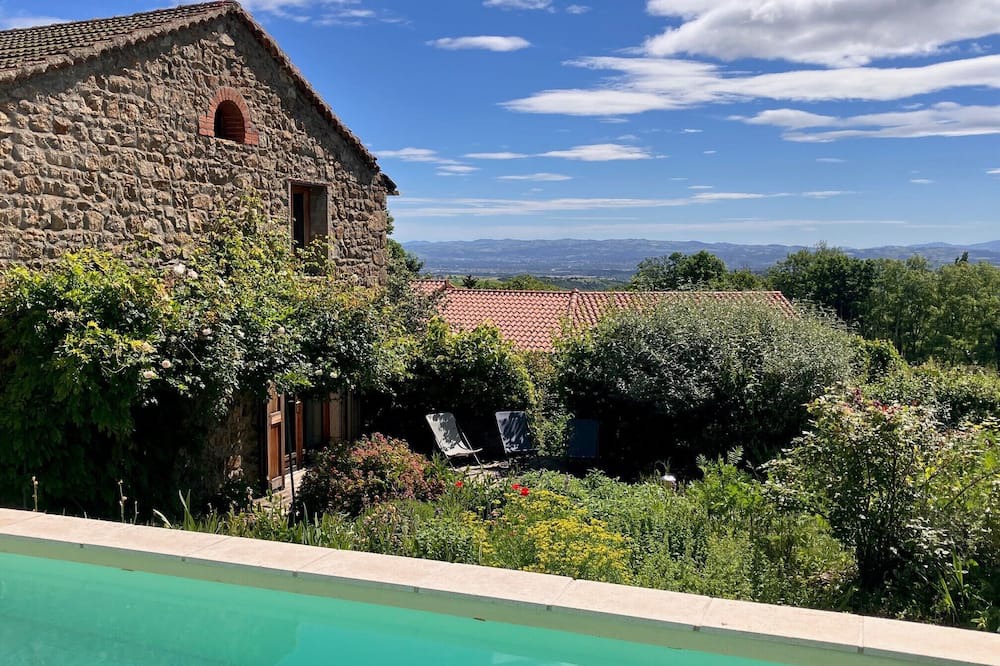 Chenereilles House | Stone house with heated swimming pool in Forez