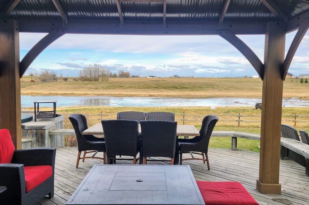 Okotoks House | Beautiful Acreage to Relax and Unwind