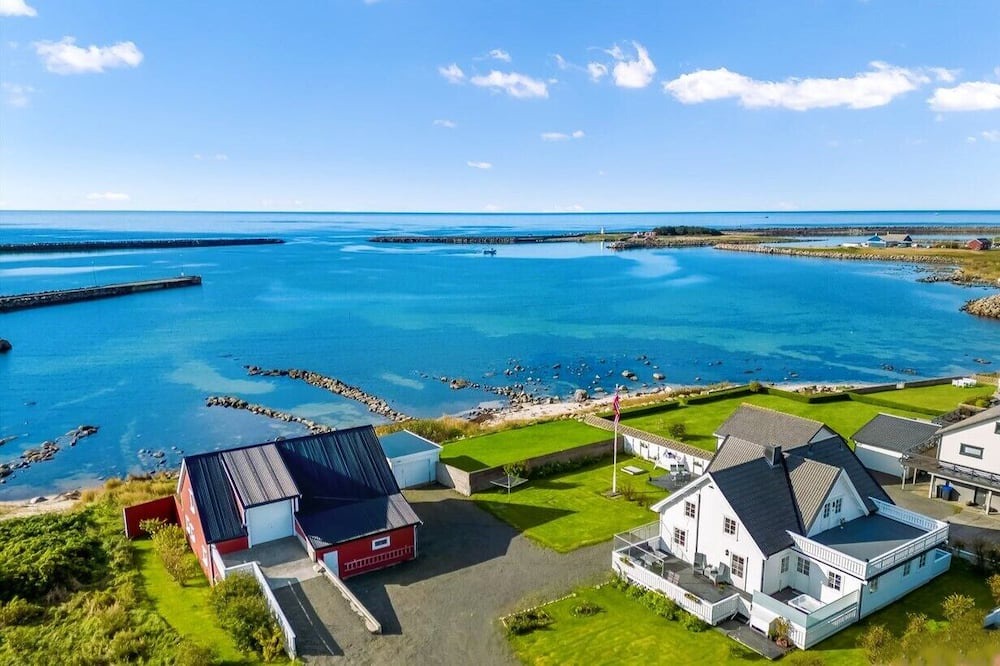 Borhaug House | Holiday home 'Havbris' new on offer, in Borhaug near Farsund, South Norway with own beach line, booking start now! House with flair and garden in south-facing location on bay with own sandy beach on Listafjorden, southern Norway, max 11 pers., ma