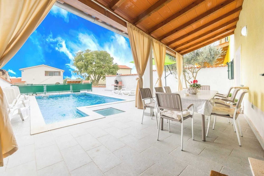 Skatari House | Olga - Pula · Holiday home Olga with Pool & Pet friendly
