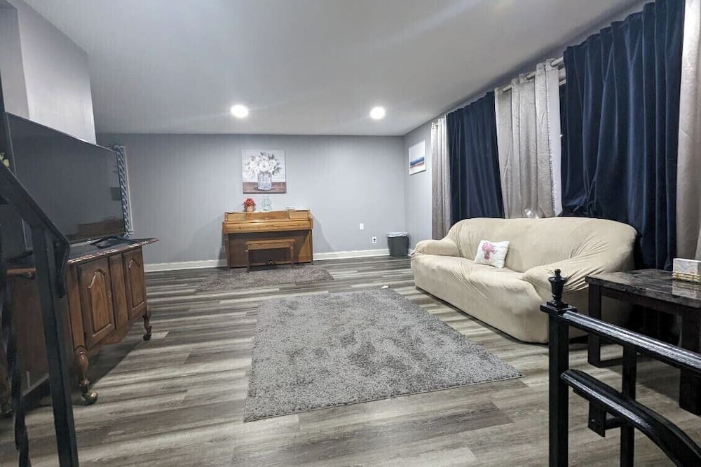 East York House | Haines Acres Meadow Retreat