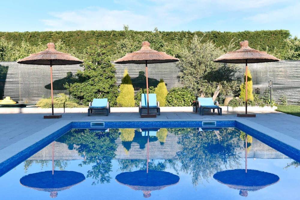 Armamar Villa | Detached Luxury Villa Best For Relaxation