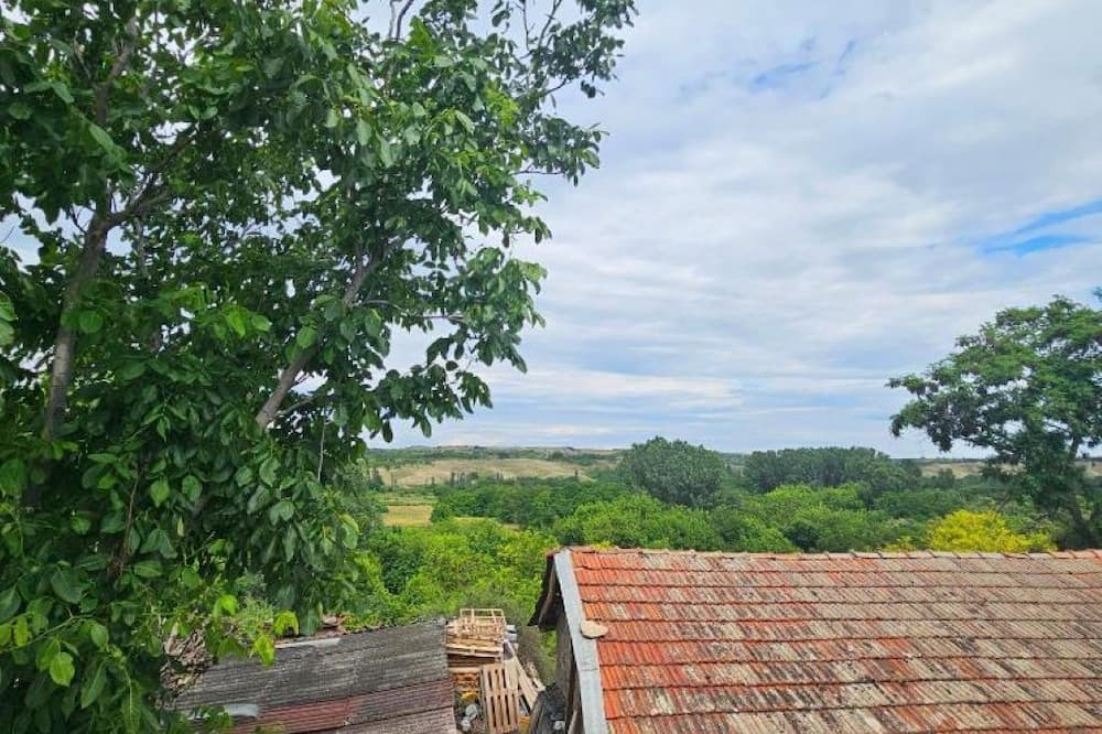 Vardar Region Apartment | Triple Room with Mountain View - Arаbeska Family Winery & Apartments
