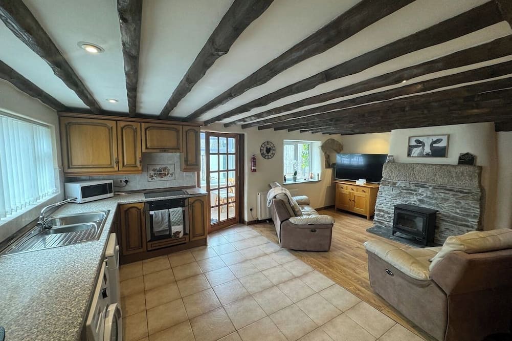 Camelford House | Haycombe Cottage at Haycombe Farm Livery Sleeps 6