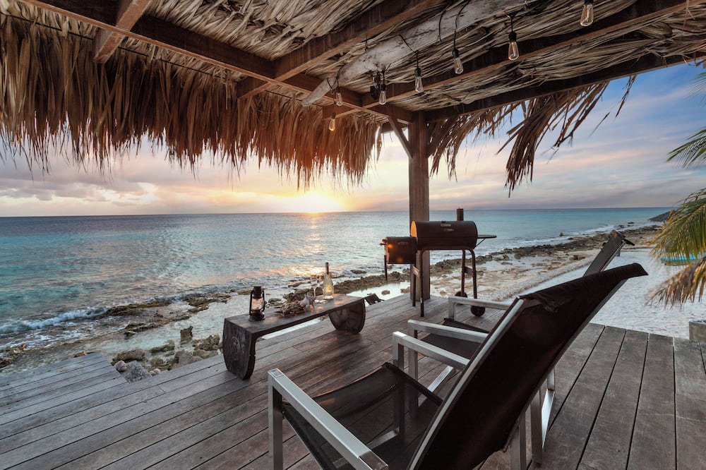 Belnem Villa | Extraordinary Oceanfront Villa: The Lake