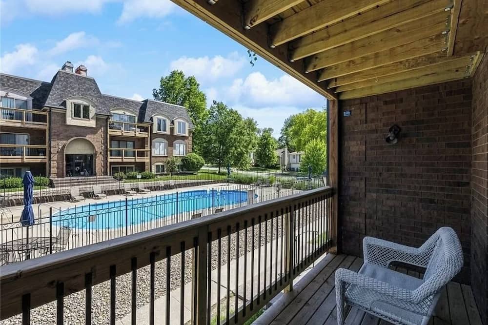 West Des Moines Condo | Cozy 2-bedroom condo with WiFi and community pool in brilliant West Des Moines