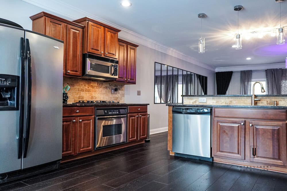 Sandy Springs House | Beautiful High Quality 3-bedroom Townhome in Sandy Springs Gated Community.