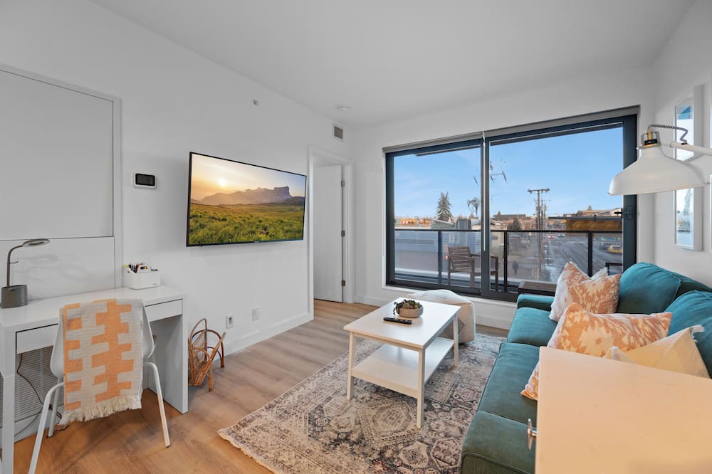 Crescent Heights Apartment | "Baja Blast" 2BR |Mins to Saddledome | Rooftop Patio