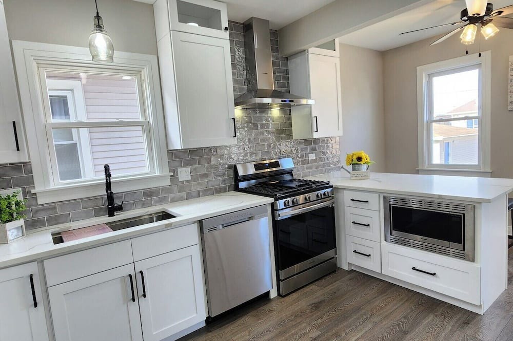 Dunning House | Stunning NEW 5BR, 3BA house in Chicago centrally located.