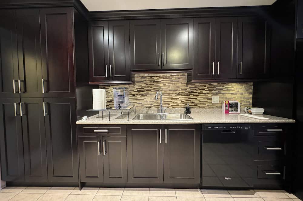 Richmond House | Private bedroom with AC,Private washroom,close to YVR airport-Cambie Palace